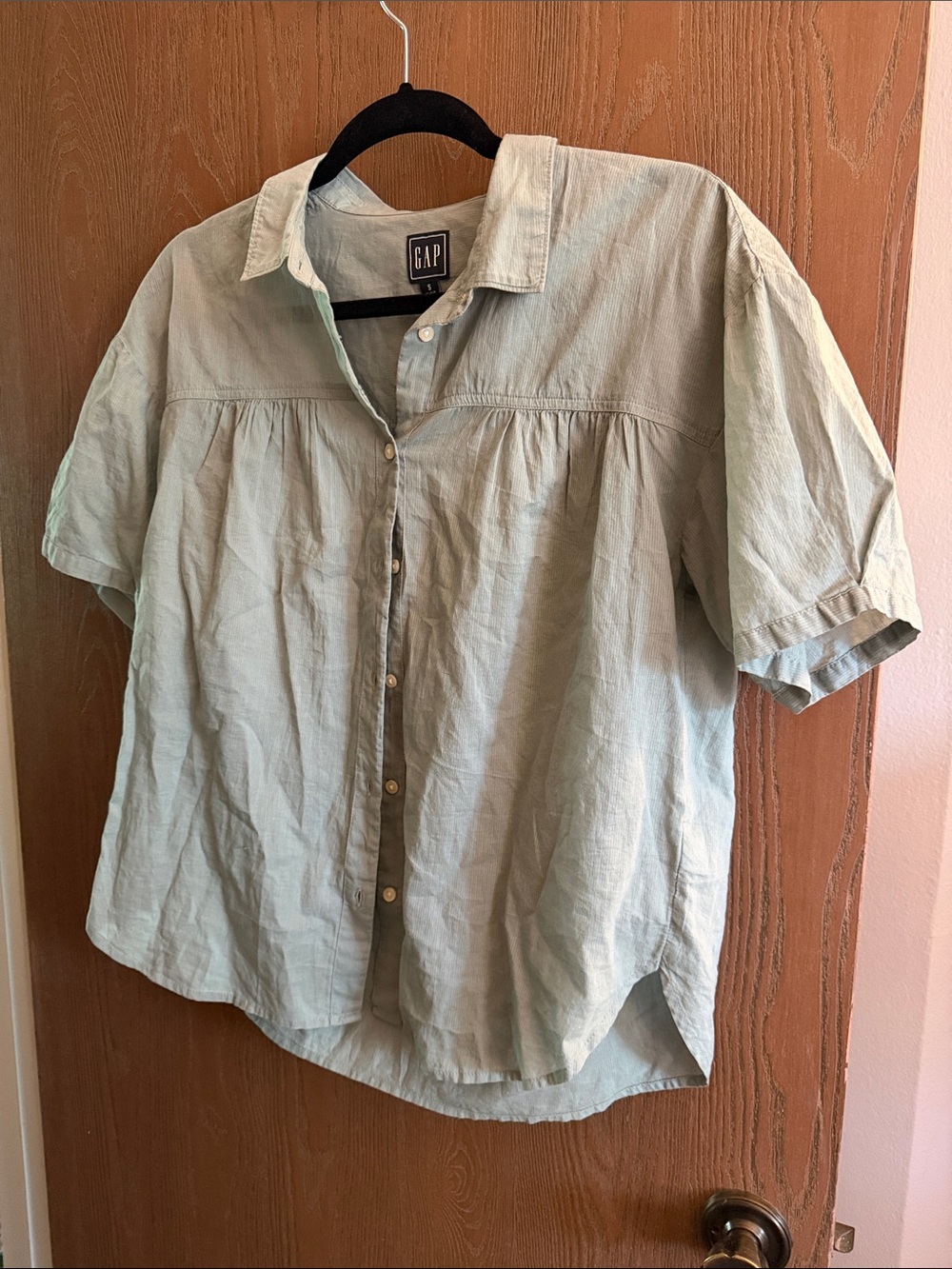 GAP Women’s Short Sleeve Button-Up Shirt in Pale Sage Green